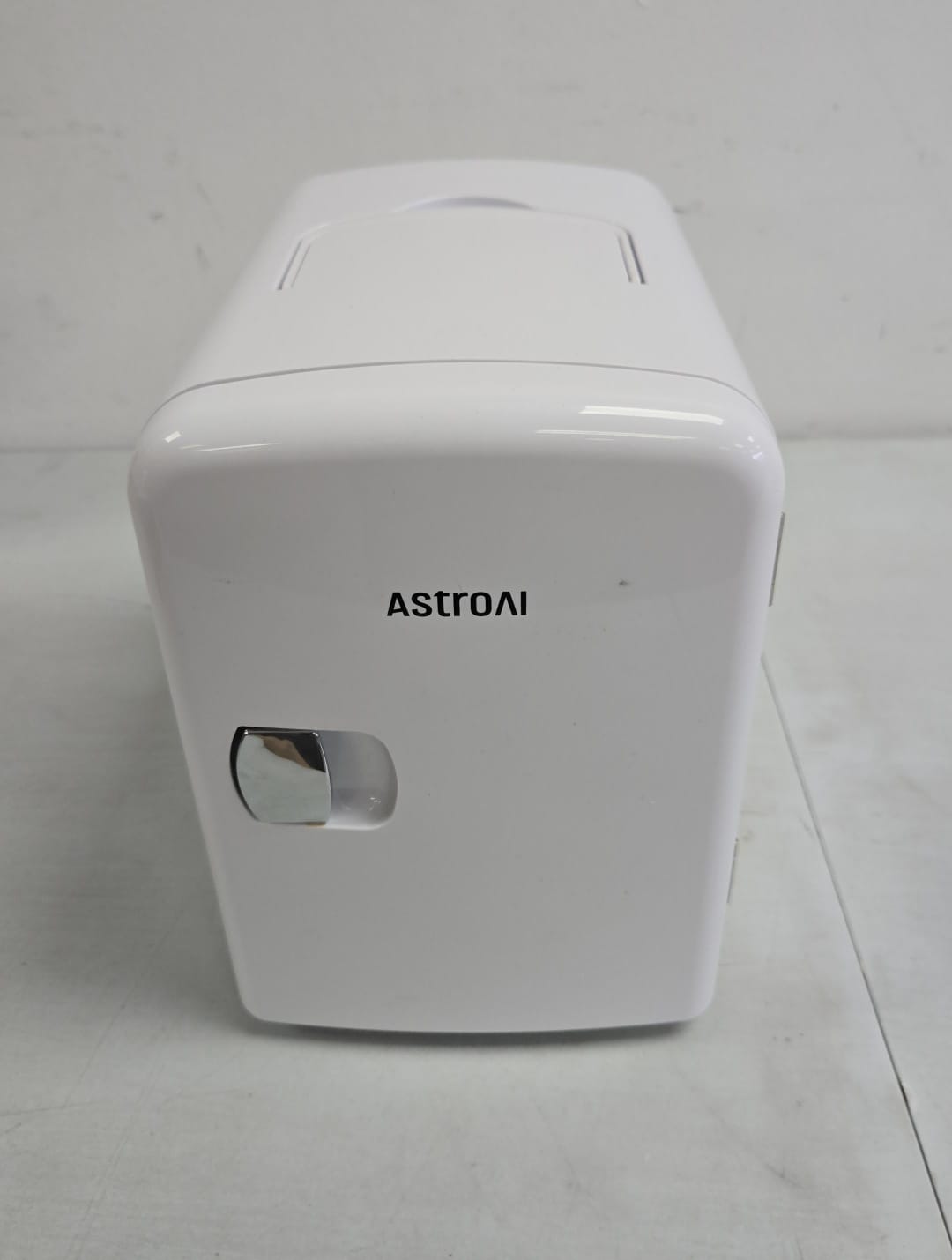 (Fair) AstroAI Mini Fridge, 4 Liter/6 Can AC/DC Portable Thermoelectric Cooler Refrigerators, (White))