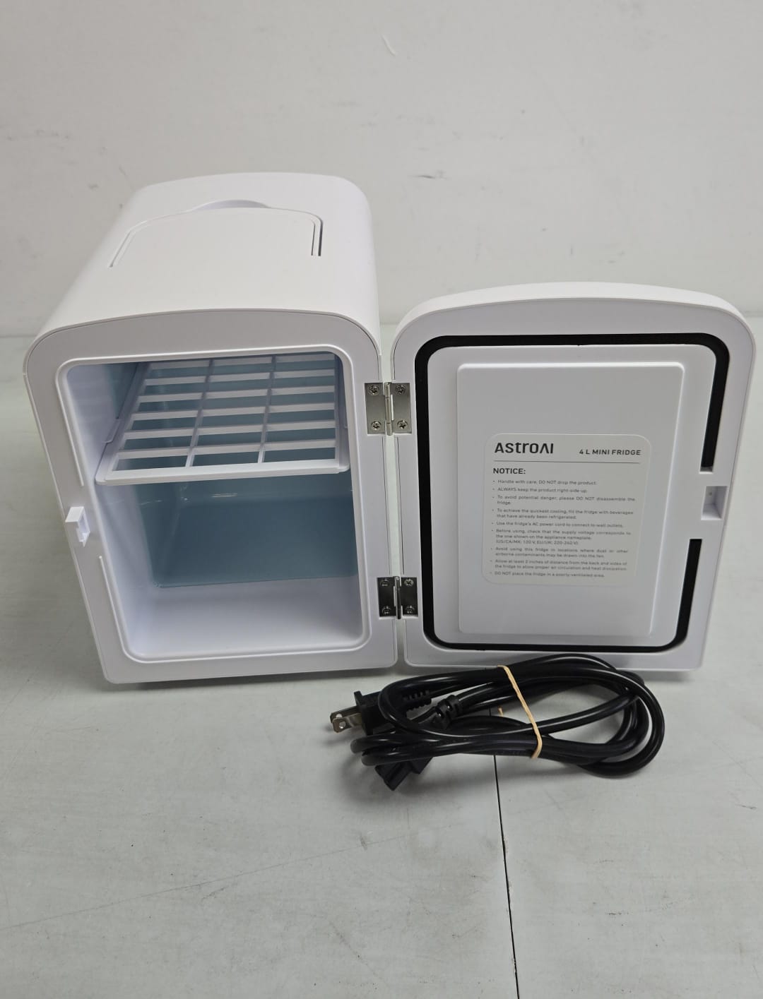 (Fair) AstroAI Mini Fridge, 4 Liter/6 Can AC/DC Portable Thermoelectric Cooler Refrigerators, (White))