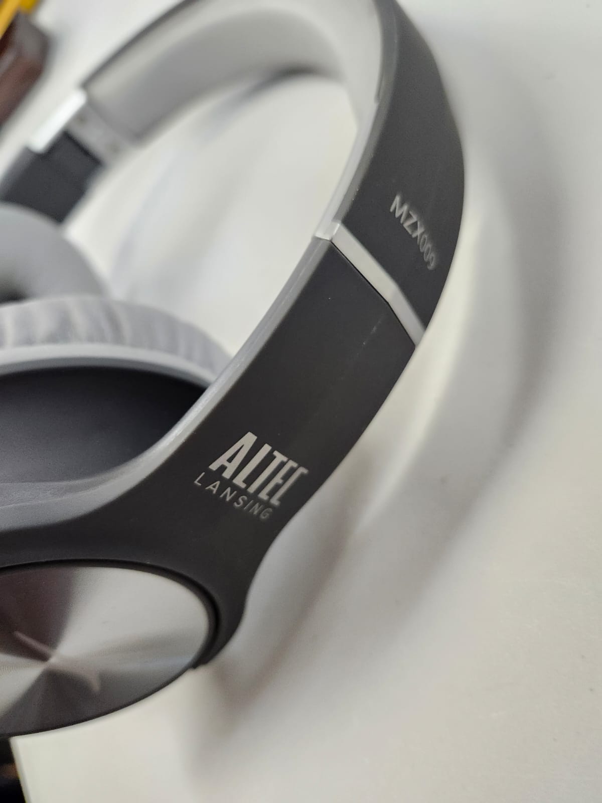 (Good) Altec Lansing R3volution X Wireless Bluetooth Headphones, Black (MZX009-BLK)