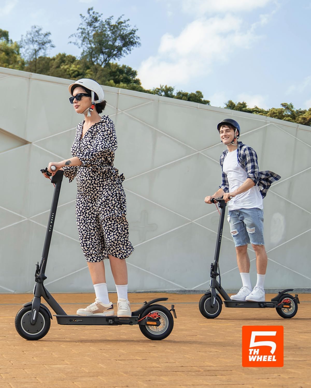 (Excellent) 5TH WHEEL ES09 Electric Scooter | 350W Motor • 18 MPH • 19.9 Mile Range • APP Control