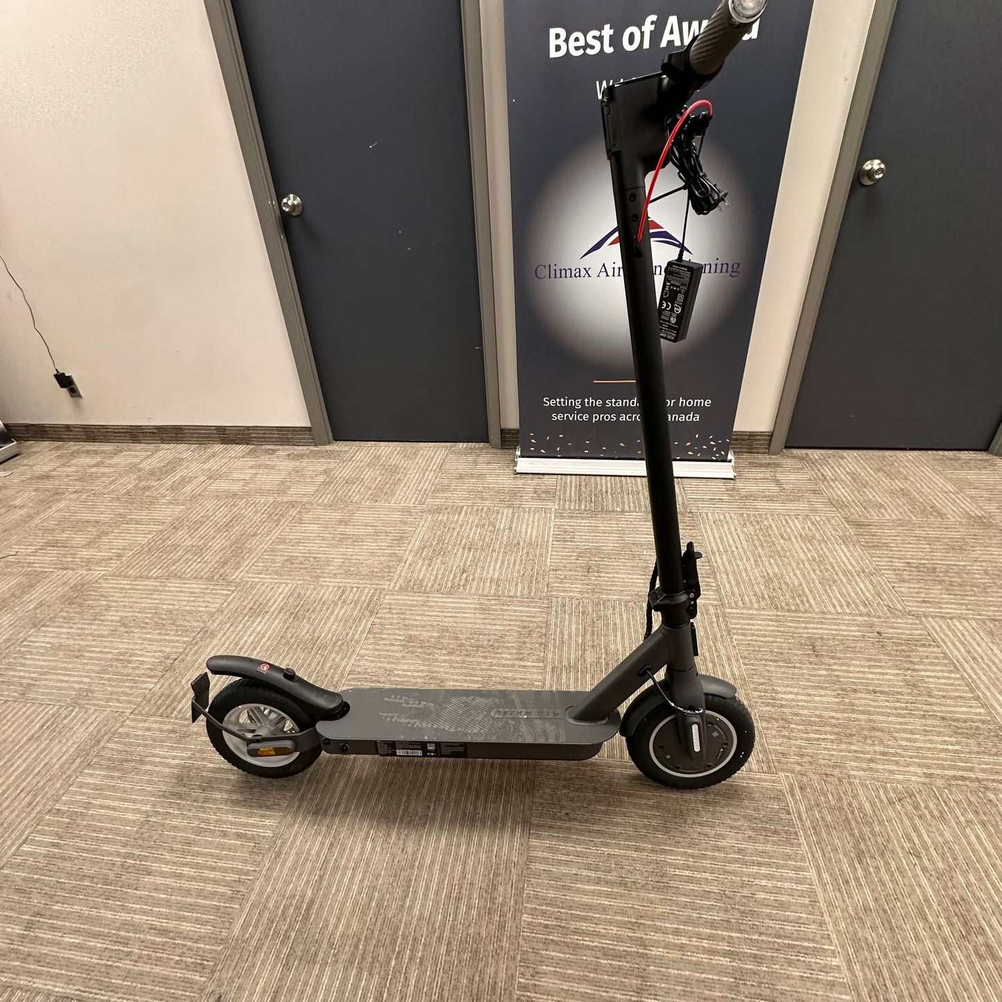 (Excellent) 5TH WHEEL ES09 Electric Scooter | 350W Motor • 18 MPH • 19.9 Mile Range • APP Control
